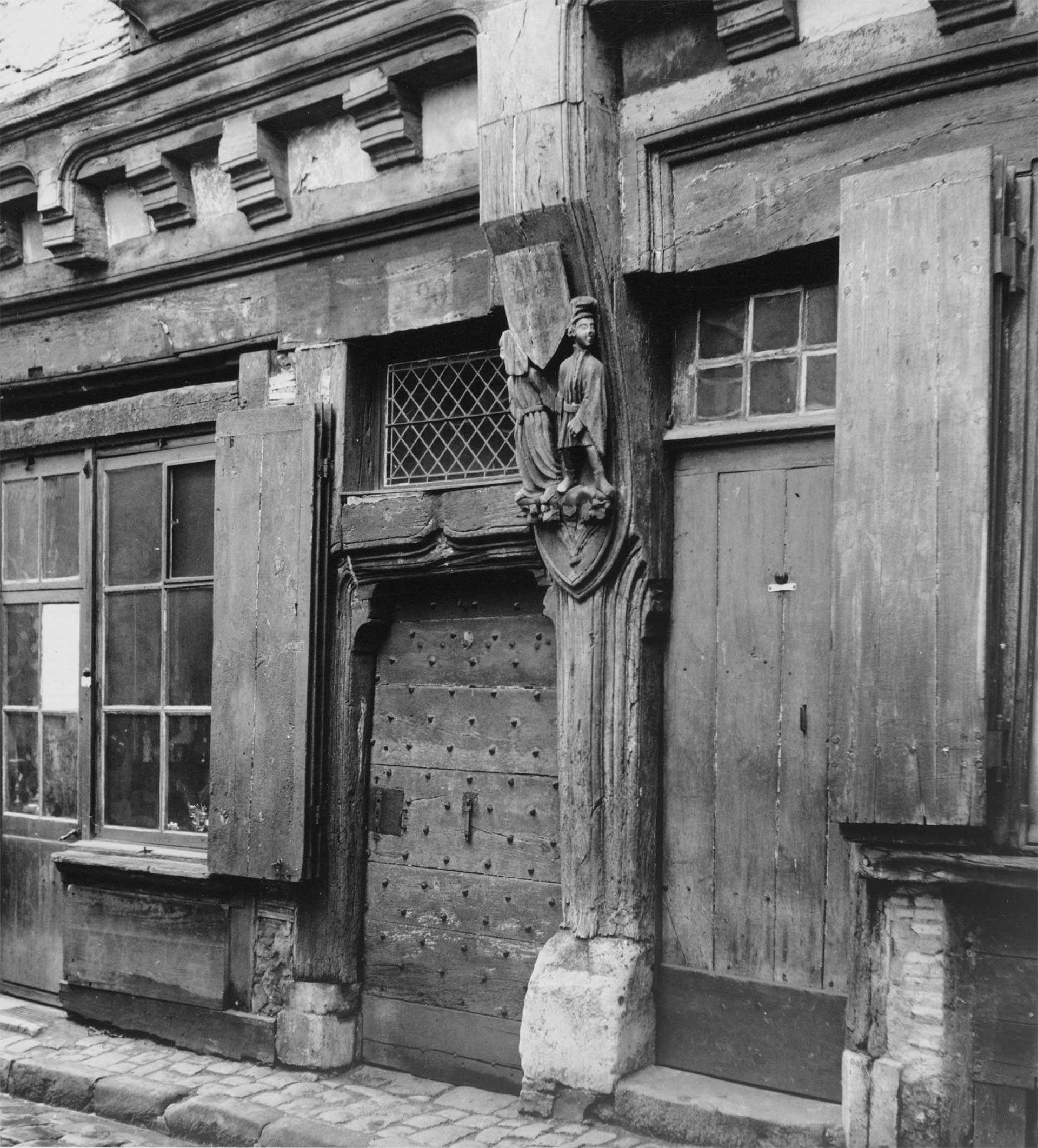 Rez-de-chaussée d'une maison à pan de bois.