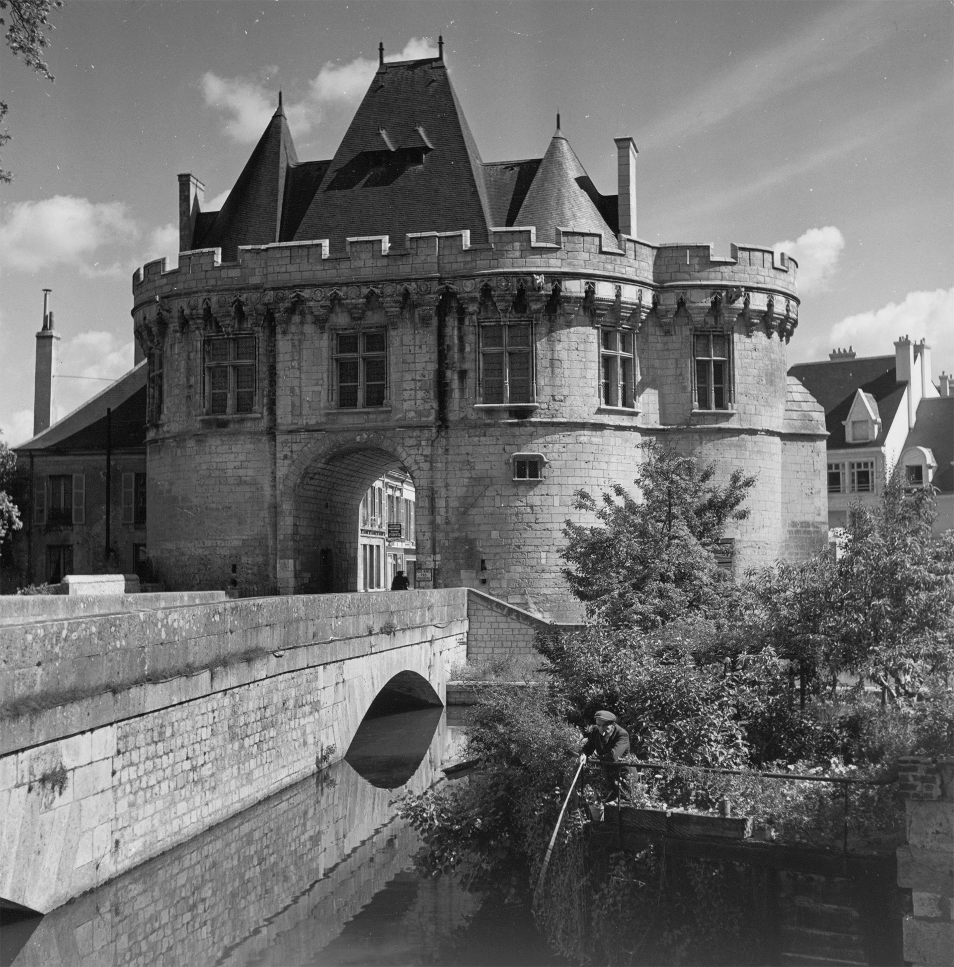 La porte Saint-Georges à Vendôme depuis la rive opposée du Loir