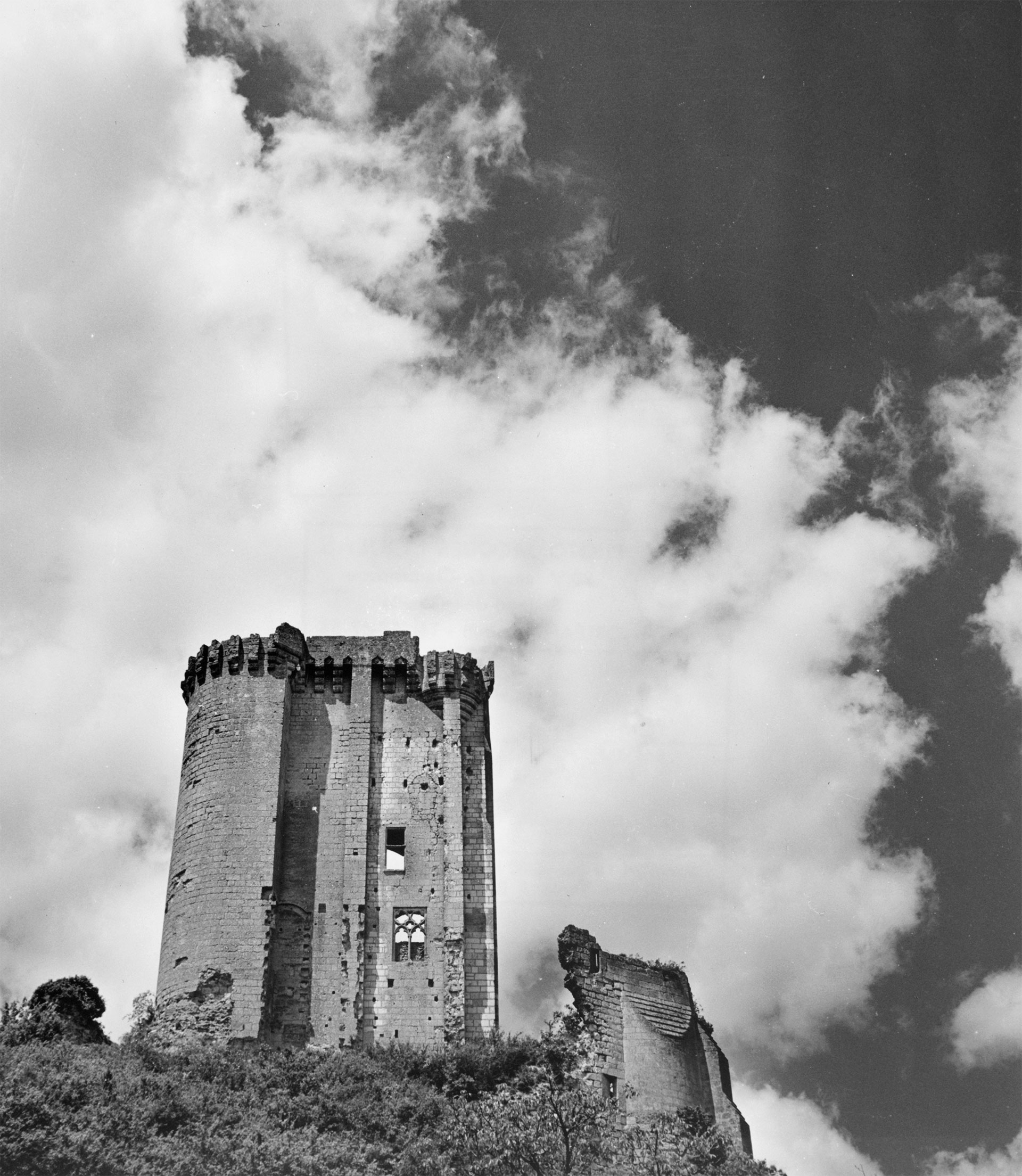 Vue en contre-plongée du donjon de Lavardin