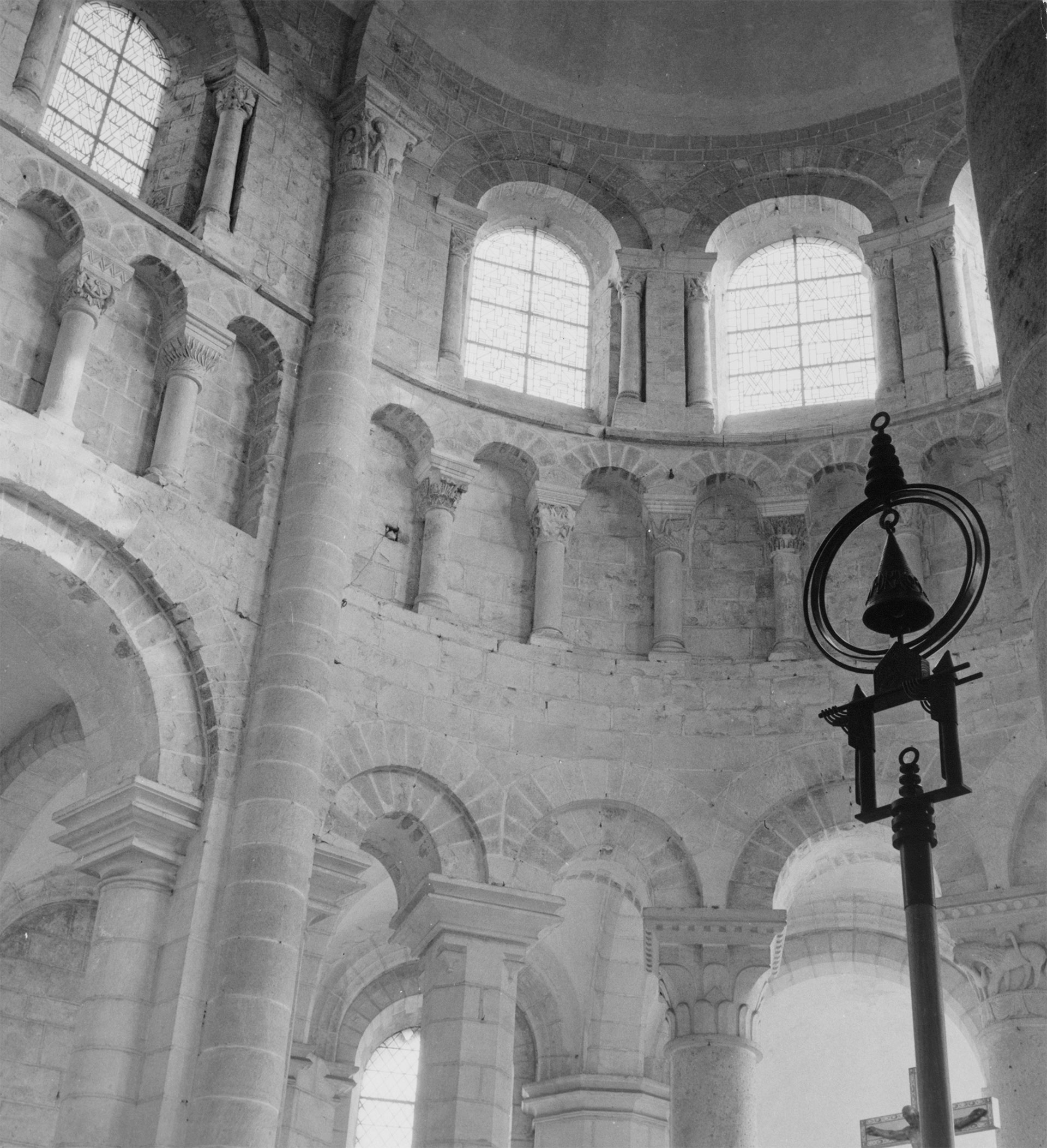 Vue en contre-plongée du chœur.