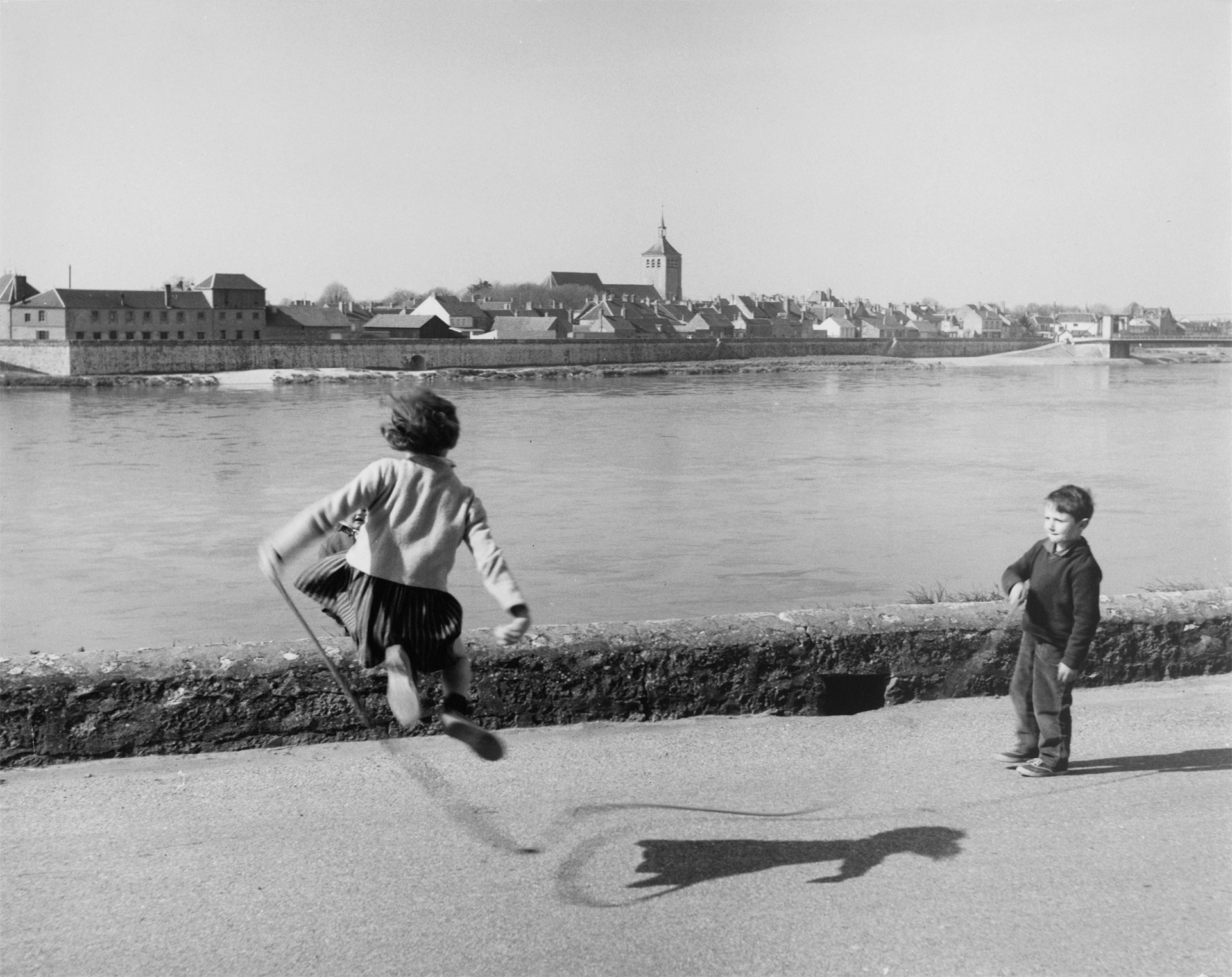 Enfants sautant à la corde en bord de Loire