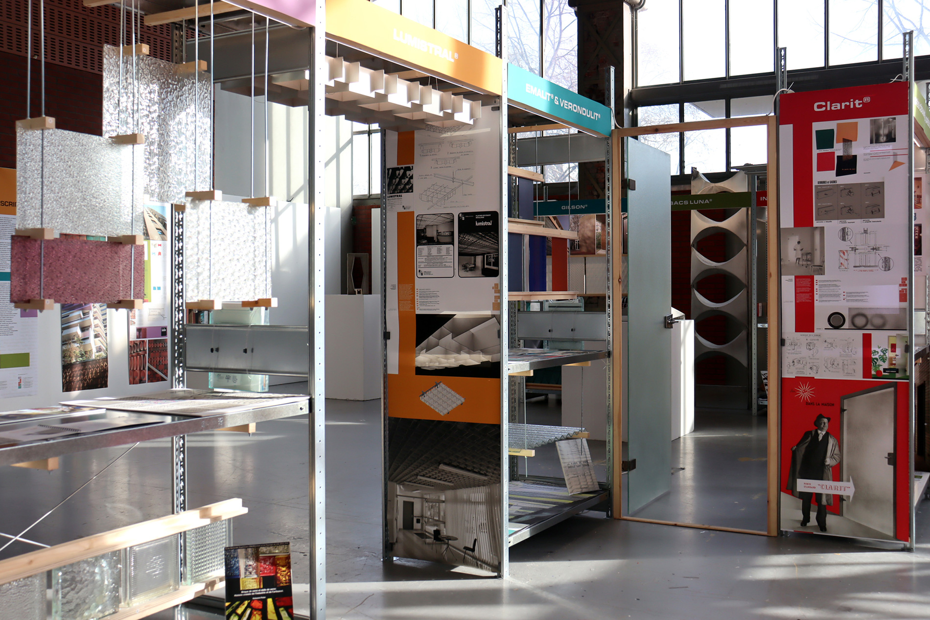 Exposition Matières à Penser, ENSA Paris Val-de-Seine, Paris, 2023. Section Verres imprimés, Briques de verre Névada® et Primalith®, Faux-plafond Lumistral®, verres Emalit® et Verondulit®, porte Clarit®. 