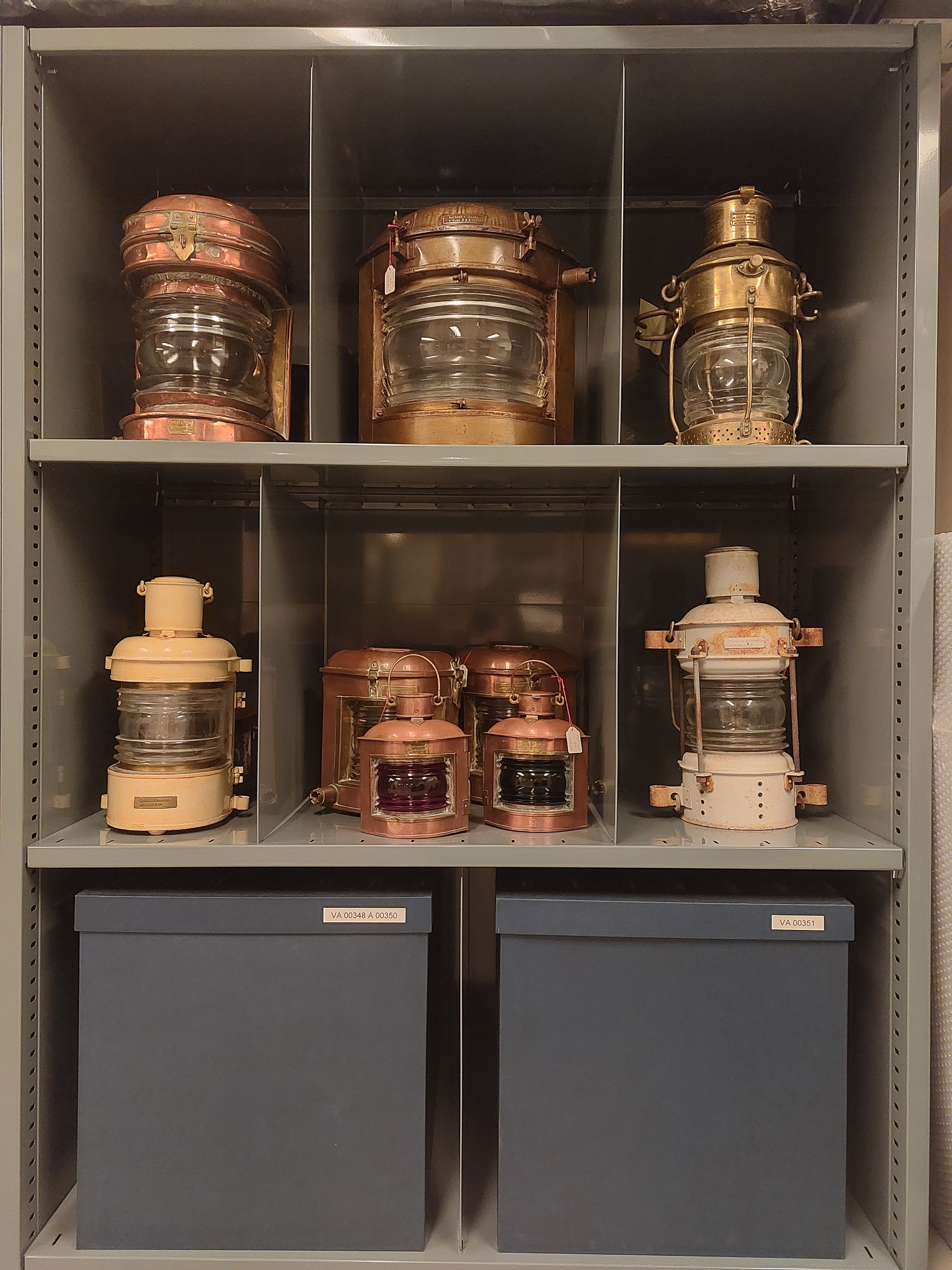 Ensemble de lampes marines en verre optique Saint Gobain, fin XIXe-début XXe siècle. 