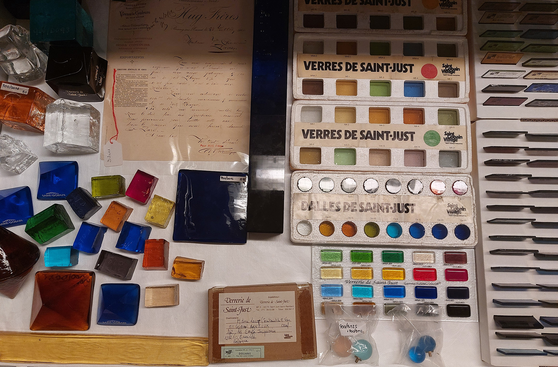 Échantillons de verre colorés sur une table de présentation.
