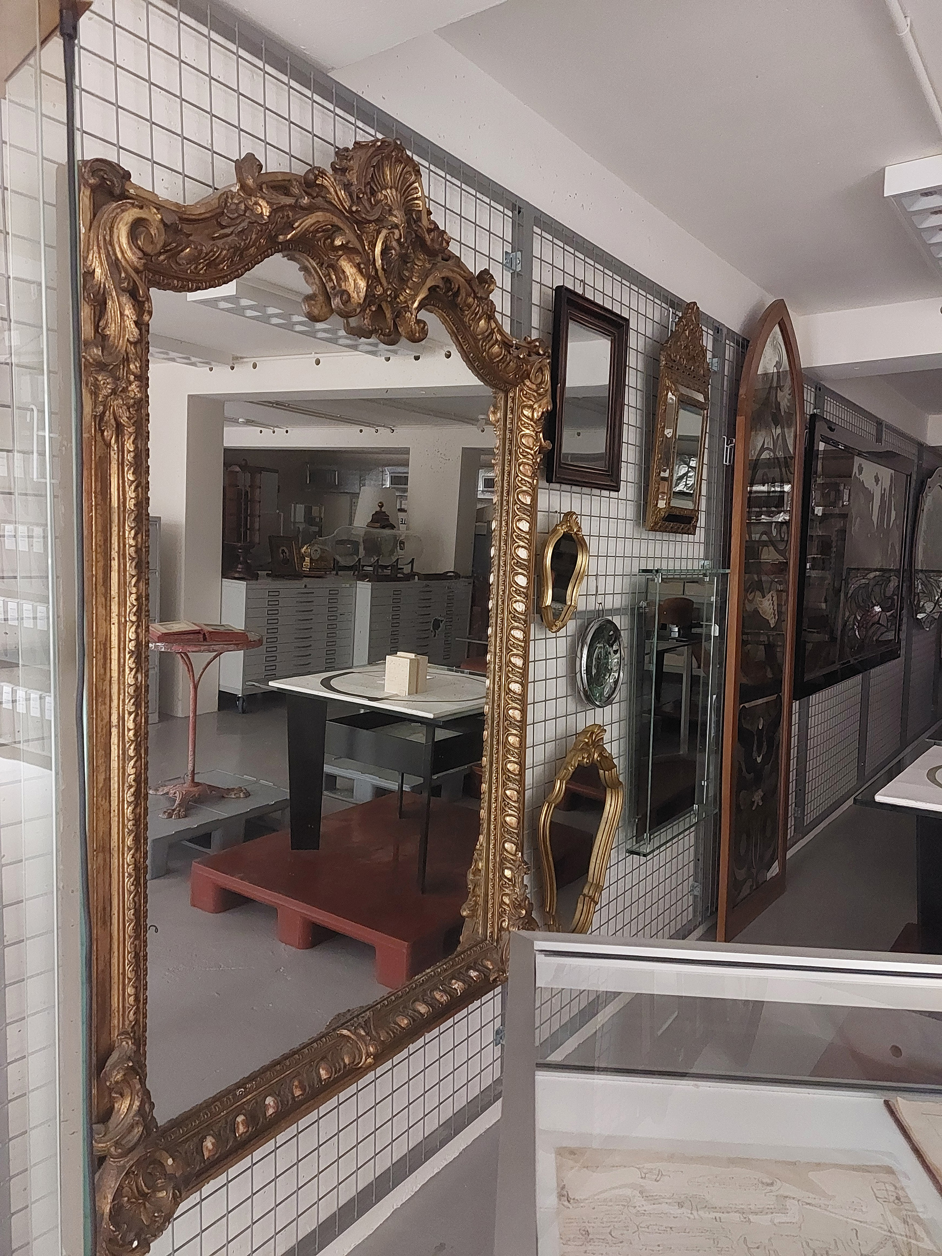 Miroirs en verre Saint Gobain : un miroir ancien étamé au plomb aux côtés de modèles contemporains étamés selon le procédé d’argenture, XIXe et XXe siècle.