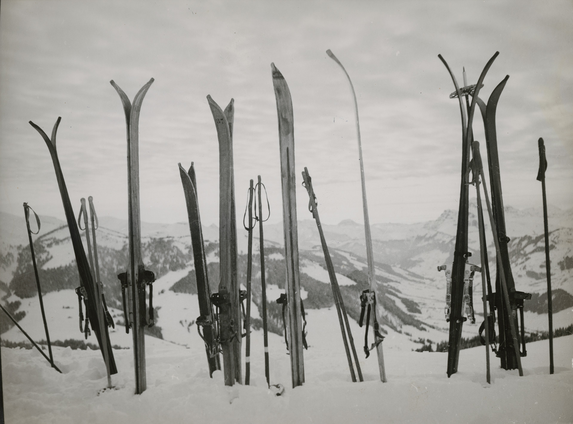 Jean Roubier, Forêt de skis sur paysage enneigé, Haute-Savoie 