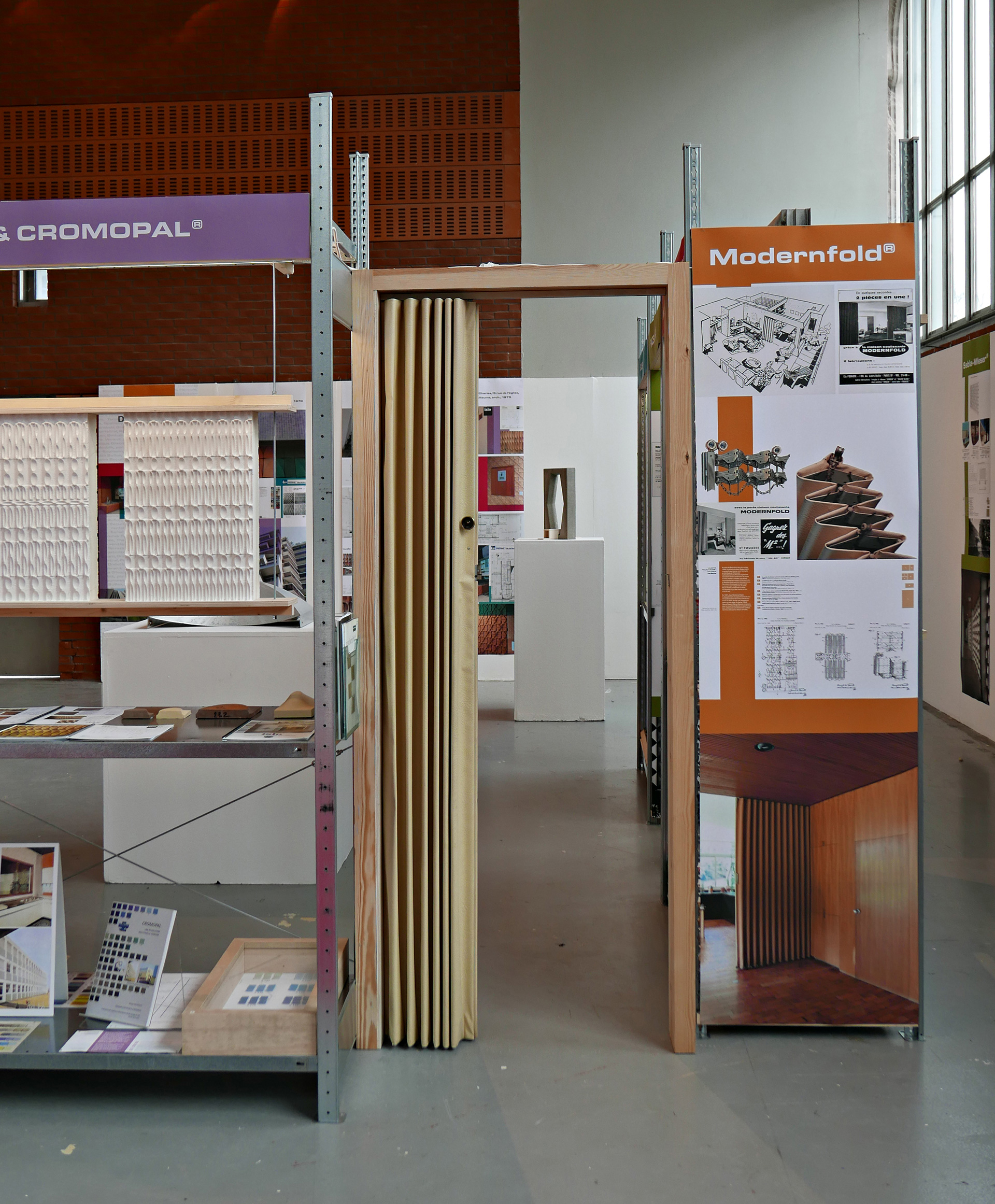 Exposition Matières à Penser, ENSA Paris Val-de-Seine, Paris, 2023. Section céramique ISLO®, Cromopal® et porte Modernfold®