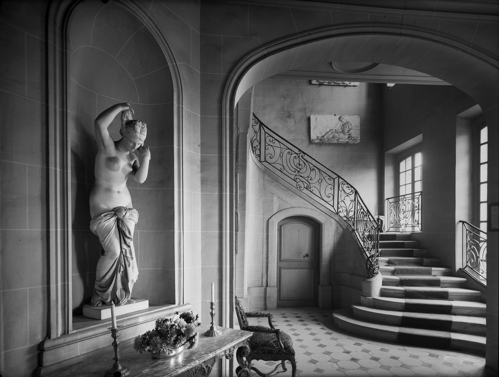 Georges Estève, Vestibule d'honneur et escalier du chateau de Jossigny, Jossigny, (Seine-et-Marne)