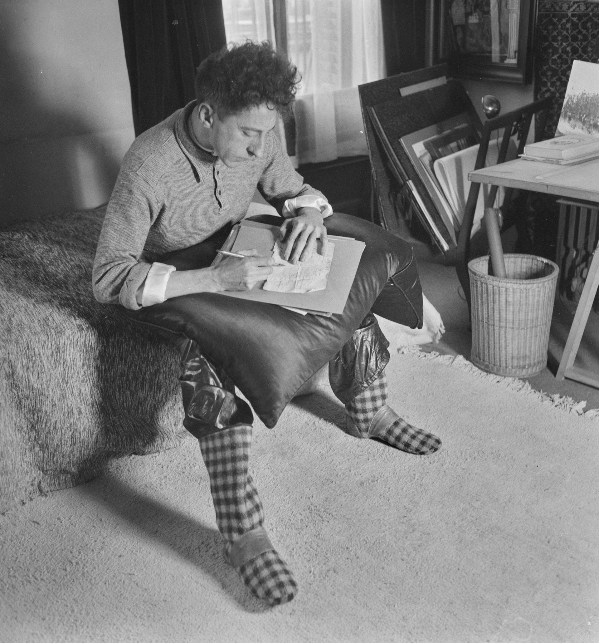 Jean Roubier, Jean Cocteau (1889-1963) à son pupitre, Paris, octobre 1933 