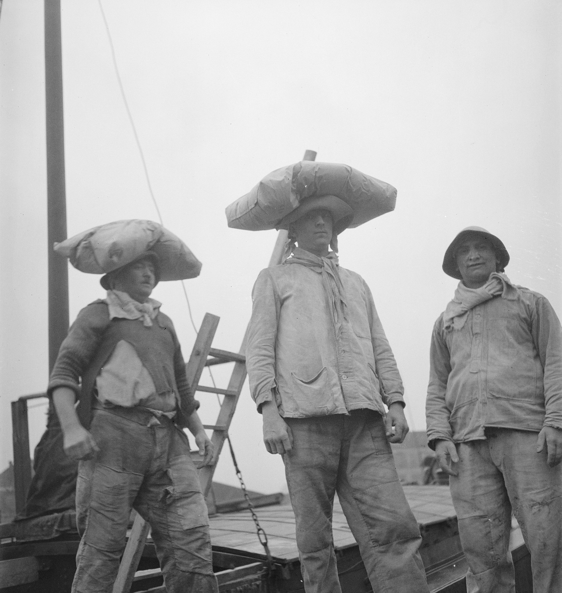 Jean Roubier, Déchargement de péniche au port de Paris, Paris (5e arrondissement), 1932-1938 