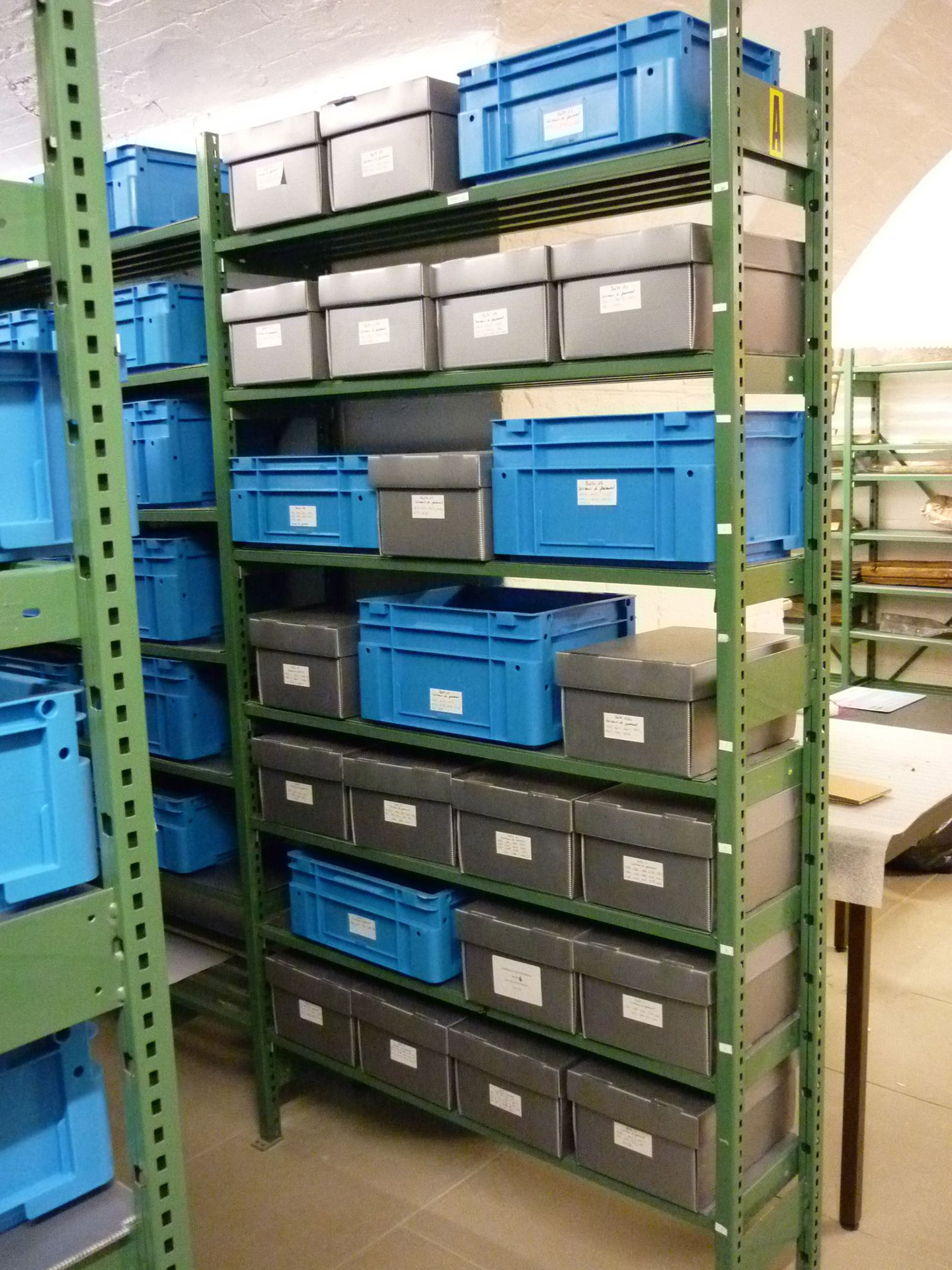 La matériauthèque au fort de Saint-Cyr, espace carreaux de pavement et tuiles, 2018