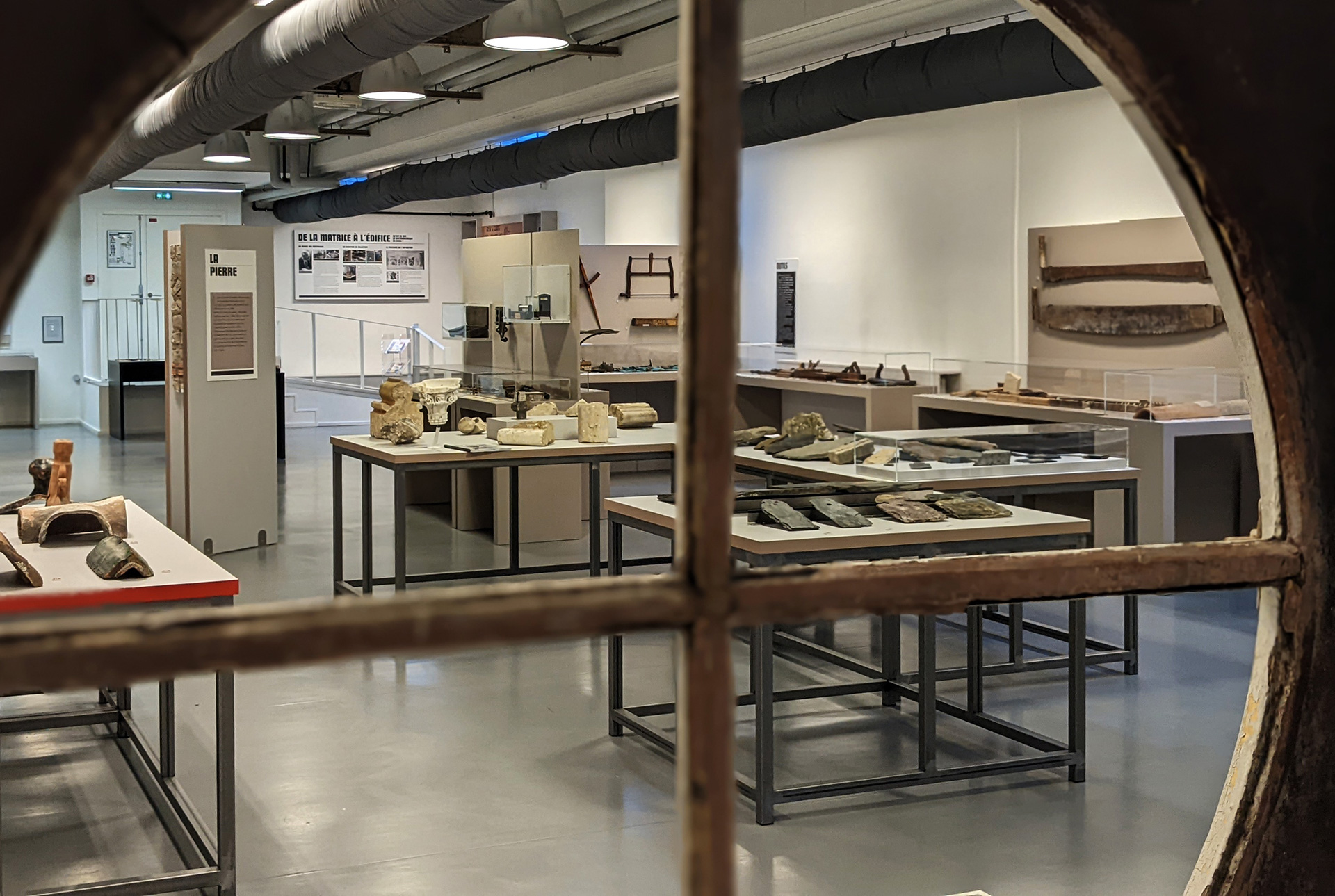 Vue générale de la matériauthèque depuis l’encadrement d’une fenêtre.