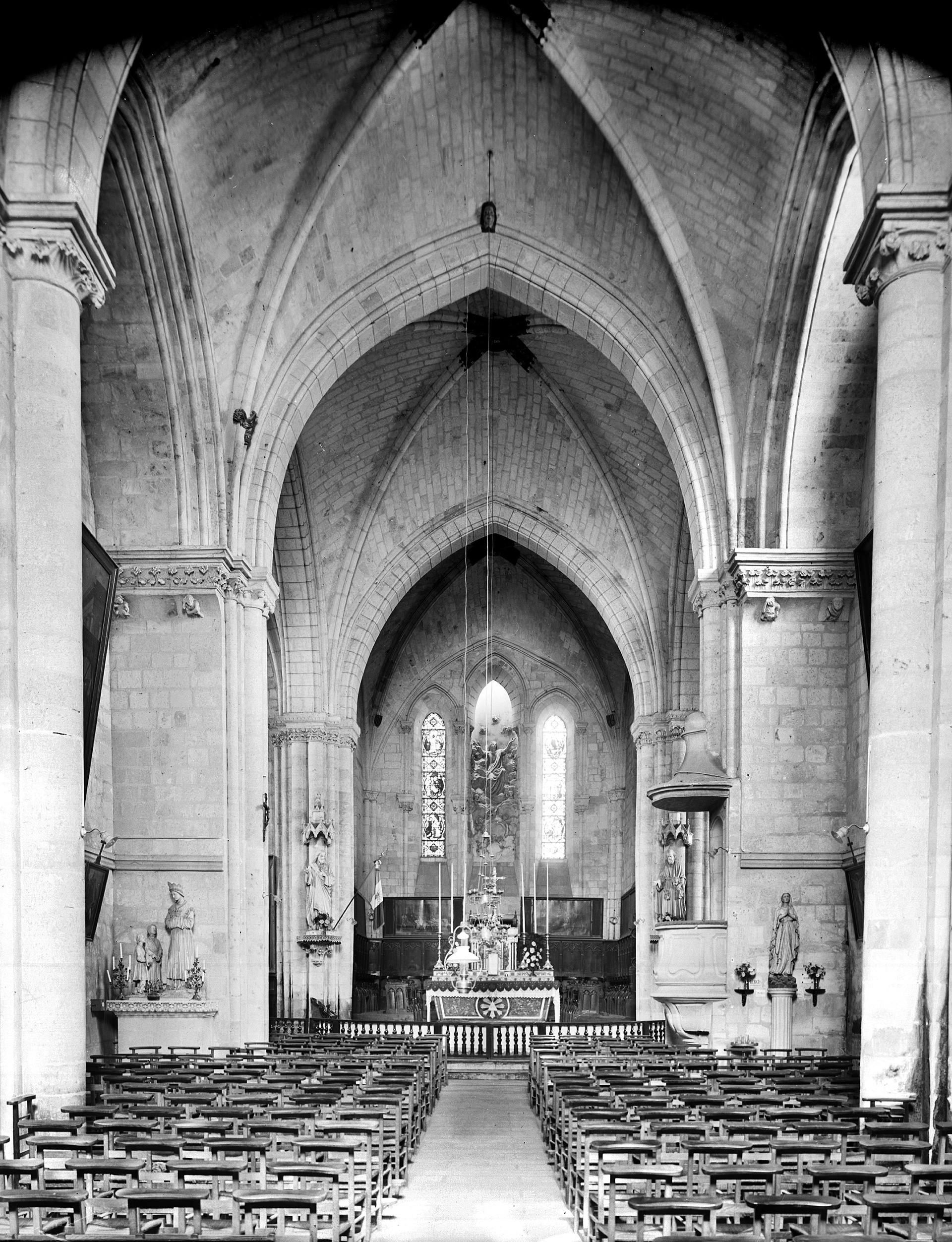 Georges Estève, Vue intérieure de la nef vers le choeur de l'Eglise Saint-Aubin de Blaison, Blaison-Gohier, (Maine-et-Loire), avant 1932 