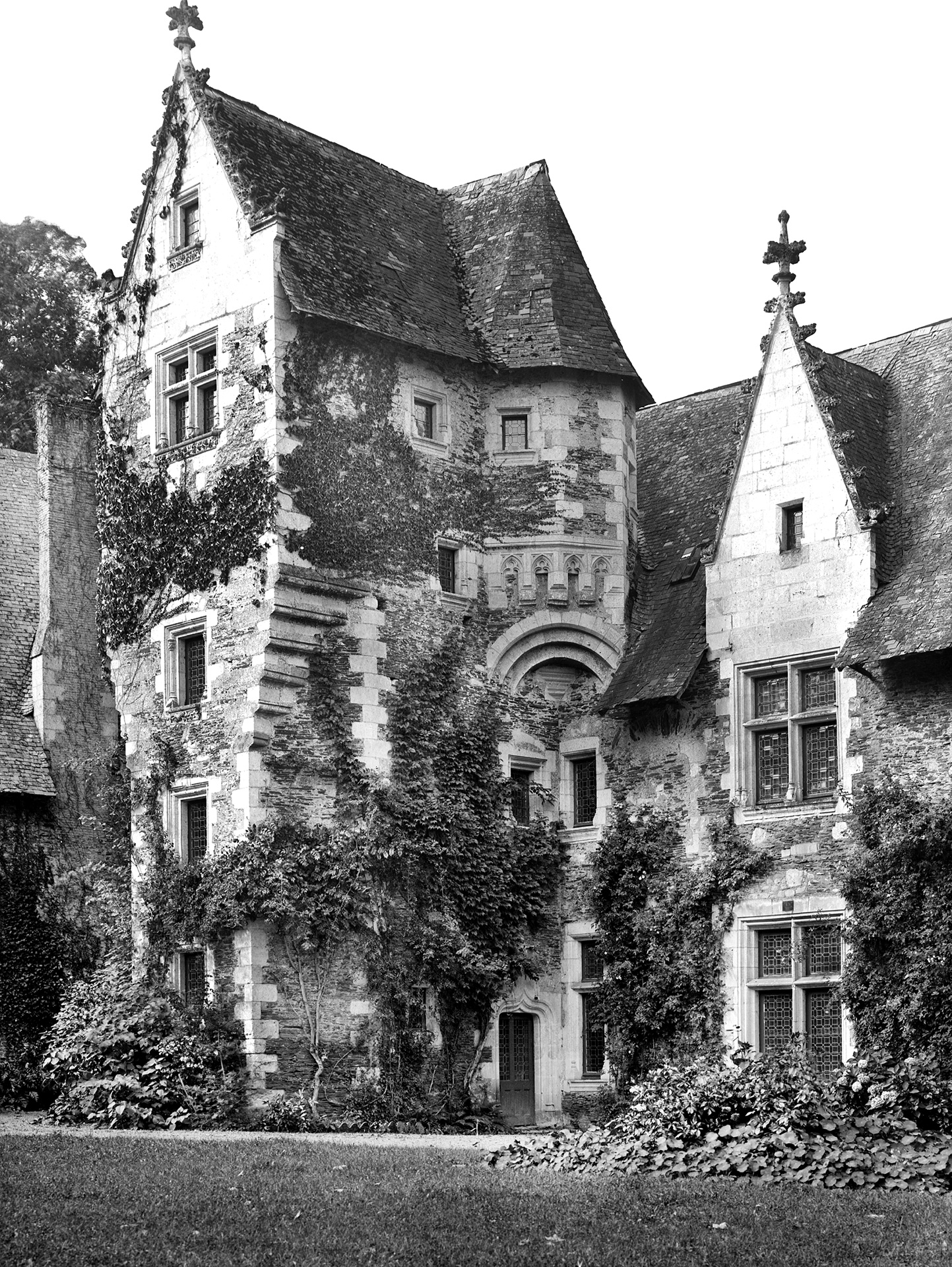 Georges Estève, Cour intérieure, côté sud du Château du Plessis-Macé, Le Plessis-Macé, (Maine-et-Loire), avant 1932