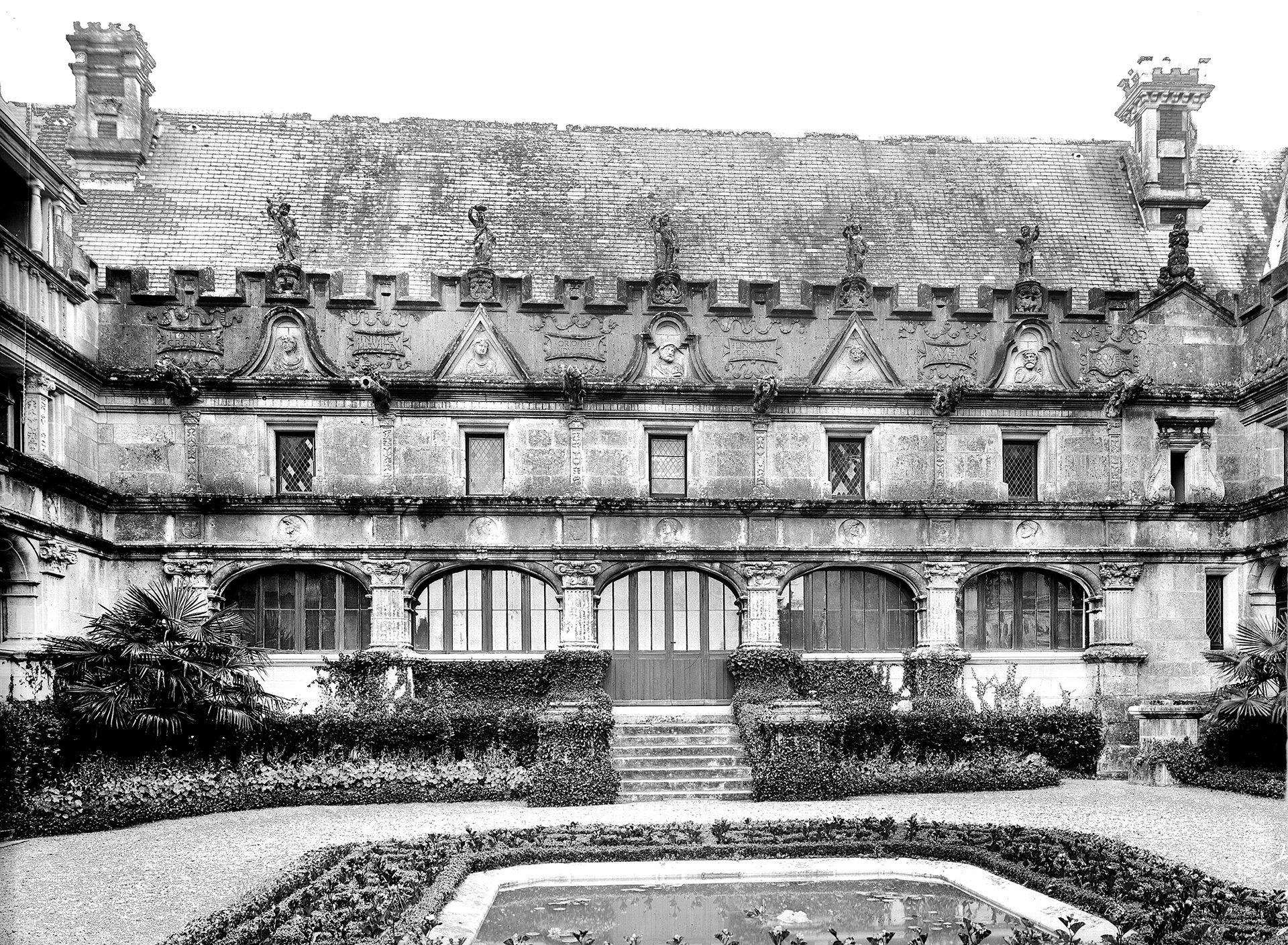 Georges Estève, Château des Egreteaux dit château d'Usson Façade ouest sur cour : Ensemble, Les Egreteaux, (Charente-Maritime) avant 1933 