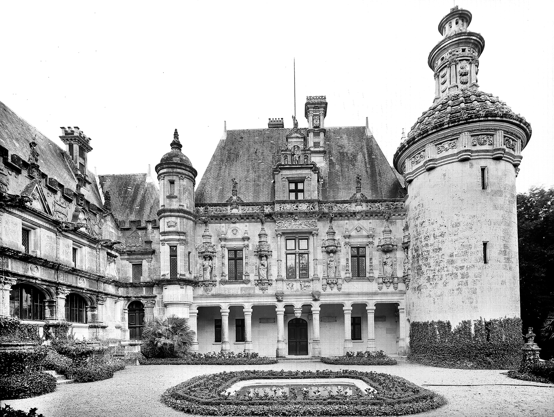 Georges Estève, Façade nord sur cour : Ensemble du Château des Egreteaux dit château d'Usson, Les Egreteaux, (Charente-Maritime), avant 1933 