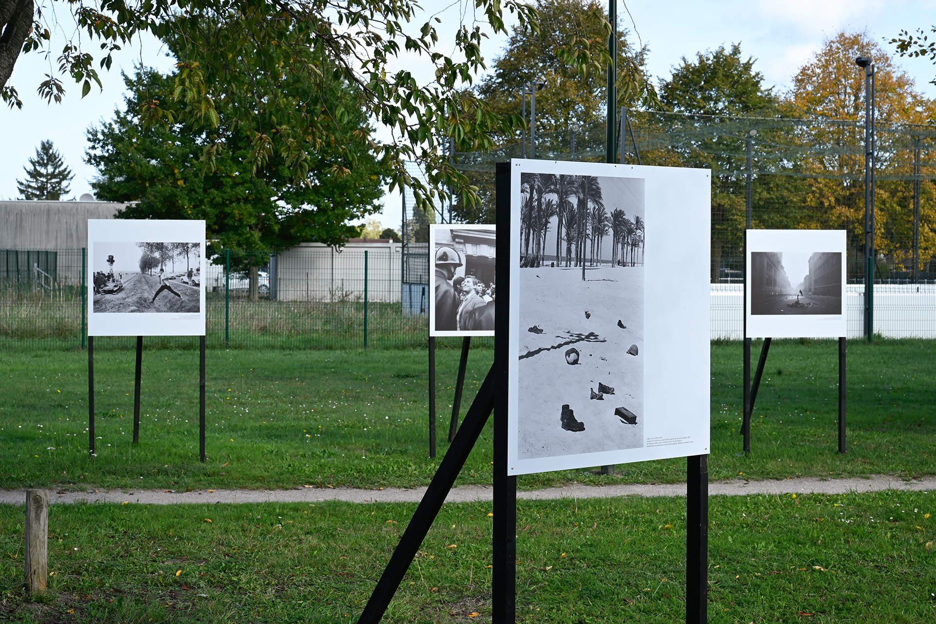 Panneaux de l'exposition Gilles Caron à Salouël