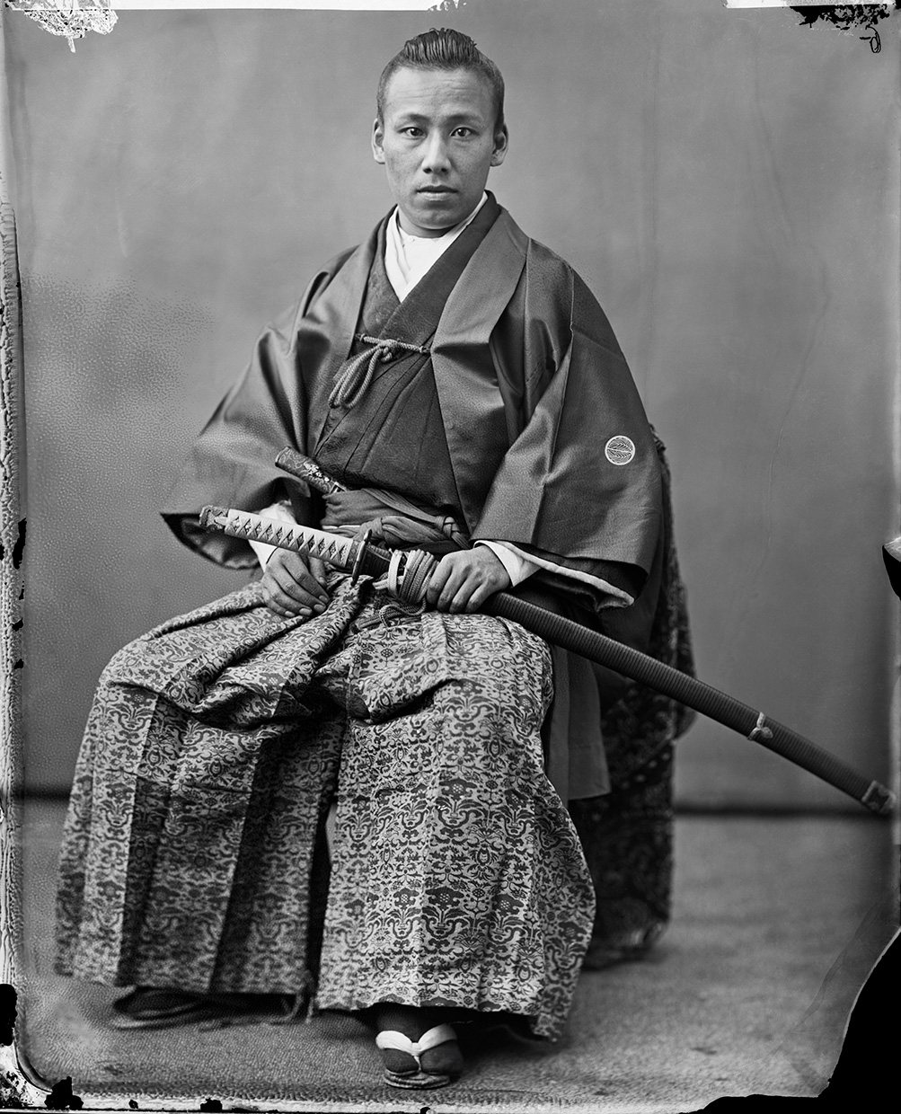 Portrait d'un homme en habit de samouraï assis