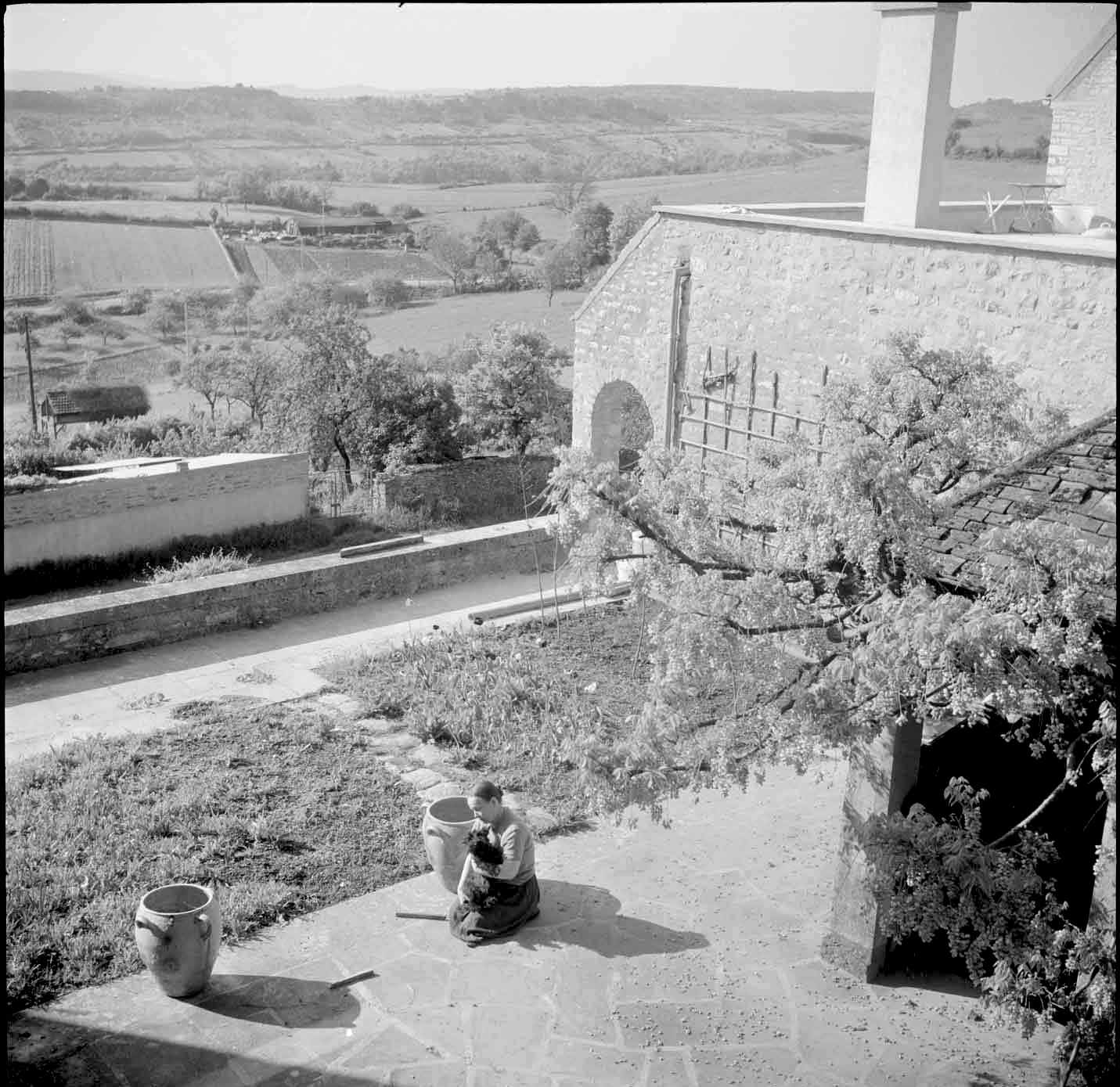 Marie, veuve de Romain Rolland, sur la terrasse de leur maison à Vezelay