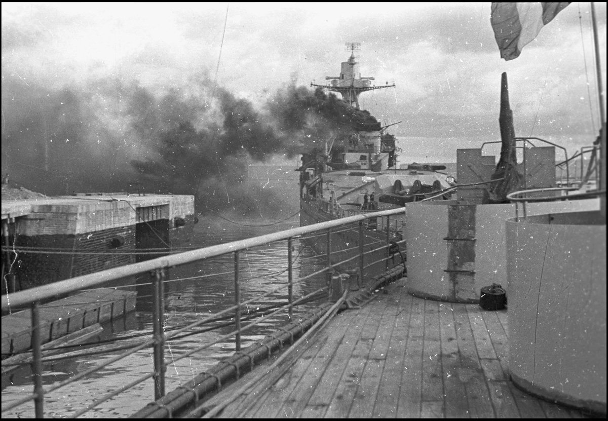 Le croiseur "Le Duquesne" au port : Navires de guerre
