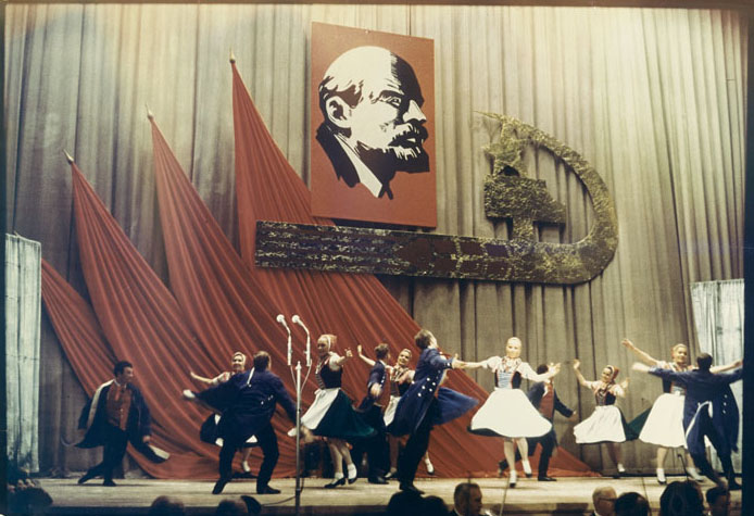 Willy Ronis, Danses sorabes, 50e anniversaire de la révolution d'Octobre, Dresde (RDA), 1967