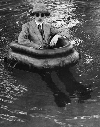 photo d'un homme en costume dans une bouée, dans l'eau
