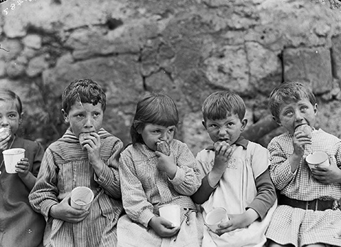 Goûter à Berny-Rivière : cinq enfants buvant du chocolat, un quignon de pain dans la main, 1919. Collection Anne Morgan, négatifs de propagande