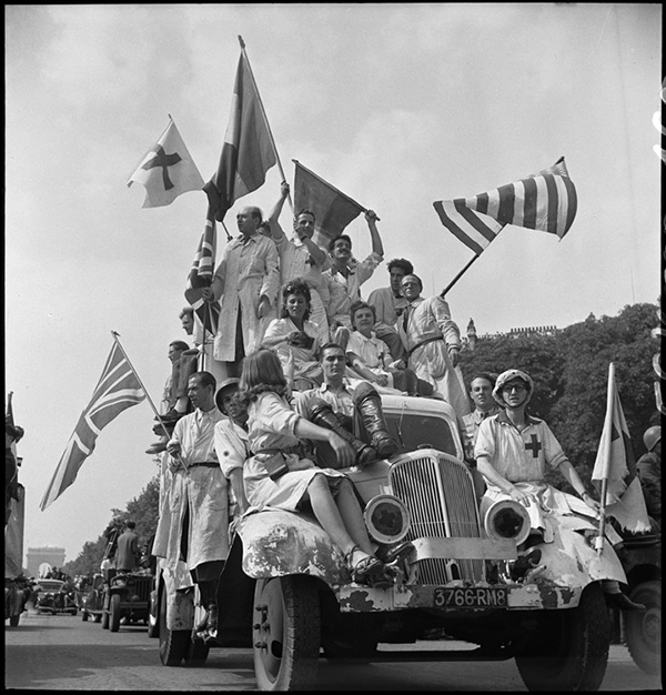 Jean Roubier, Soldats alliés et représentants de la Croix-Rouge sur une voiture défilant sur les Champs, Paris, 1944 © Donation Jean Roubier, ministère de la Culture (France), MPP, diff RMN-GP