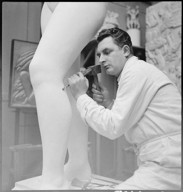 Jean Roubier, Jean Roubier jouant au sculpteur, France, 1930-1960 © Donation Jean Roubier, ministère de la Culture (France), MPP, diff RMN-GP