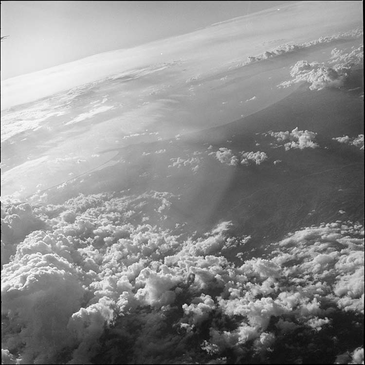 Janet-Le Caisne, Éliane (1906-2000), Par le hublot et au dessus des nuages