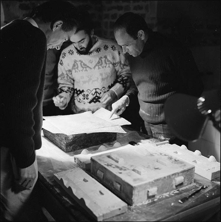 Janet-Le Caisne, Éliane (1906-2000), Apadana : fabrication de moulages des tables de fondation