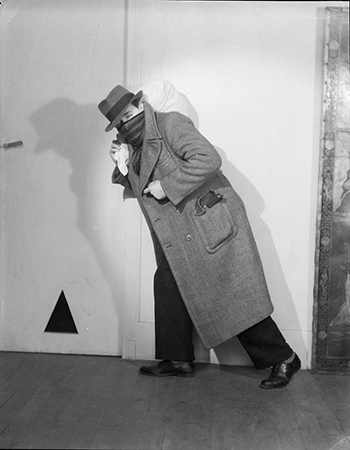 Roger parry, Un homme en pardessus avec un borsalino et une écharpe cachant son visage, est en train de partir, 1934