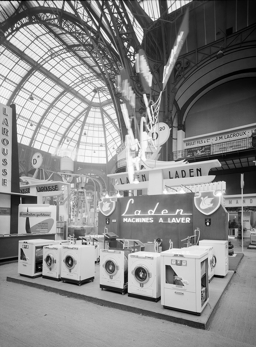 François Kollar, Stand de machines à laver Laden au Grand Palais, 1956