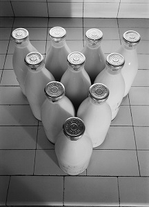 bouteilles de lait en triangle