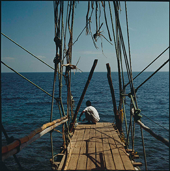 Daniel Boudinet, Ponton de bois, homme de dos pêchant, Voyage en Asie, 1988