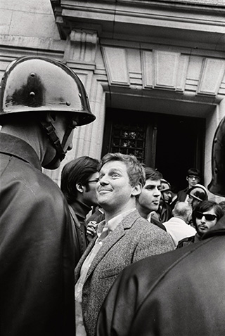 Daniel Cohn-Bendit et un CRS devant la Sorbone, mai 1968