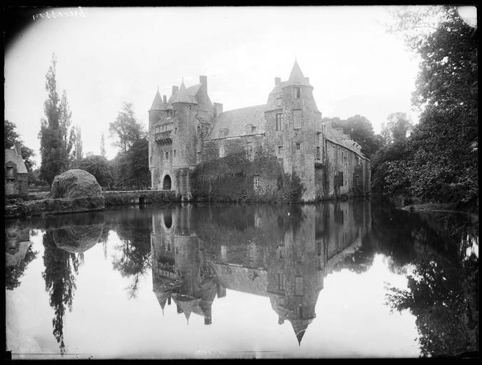 Gustave-William Lemaire, Ensemble fortifié entouré de douves, Château de Trécesson, 1900-1920