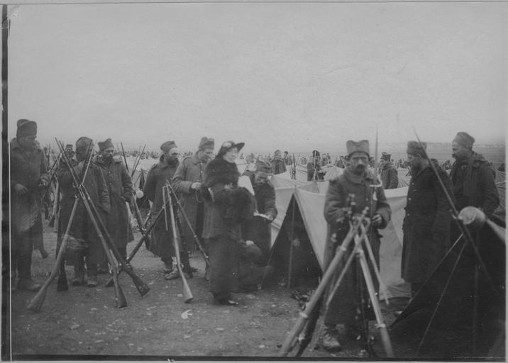 Arrivée des réfugiés serbes à Salonique (décembre 1915). Réfugiés avec leurs armes