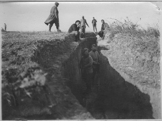 Les premières lignes fortifiées construites par Sarrail (décembre 1915). Une tranchée de 1ère ligne