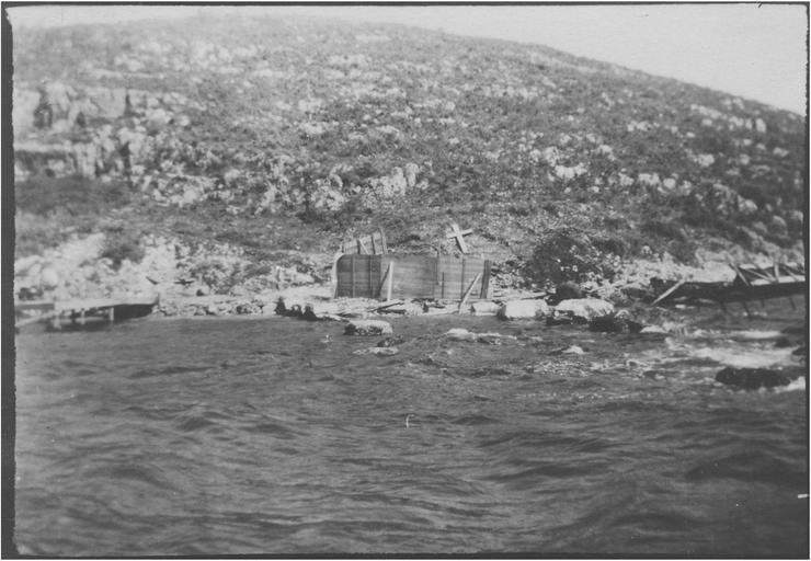 L'île de Vido devenue "l'île des morts" (février 1916). Le port : embarcadère pour les morts. La croix en bois a été placée par monseigneur Bolo, aumônier du Waldeck-Rousseau