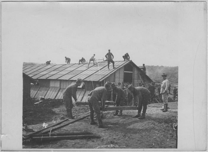 Frédéric Gadmer (opérateur H), L'organisation des camps (mars-mai 1916) : Camp de Govino. Construction des baraquements pour un hôpital