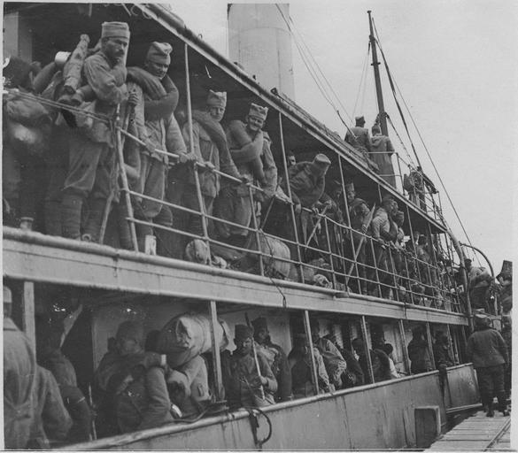 Frédéric Gadmer (opérateur H), Embarquement de troupes serbes après leur séjour à Corfou (mars - avril 1916). Embarquement de Serbes