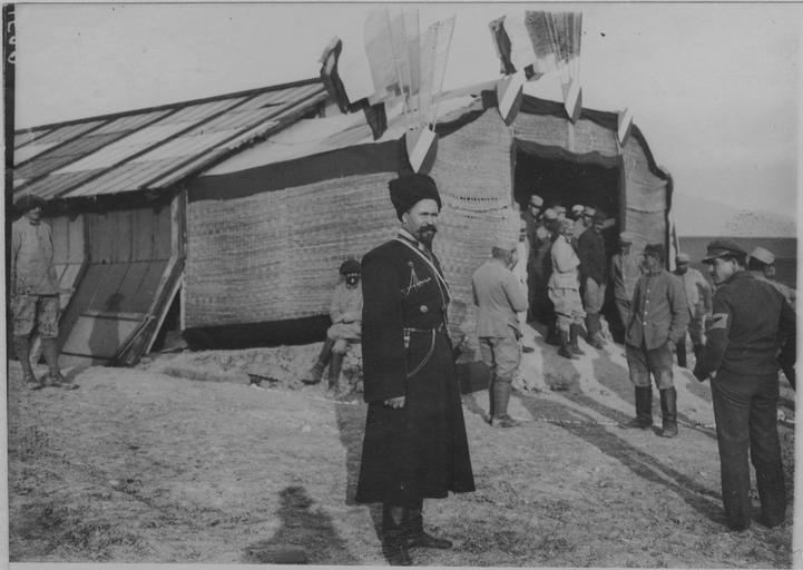 Opérateur K, Camp d'Ambélonès : débarquement des troupes serbes (avril 1916). Fête au dépôt de cavalerie. Au premier plan, le consul de Russie