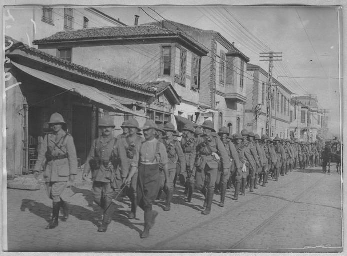 Frédéric Gadmer (opérateur H), Les troupes anglaises à Salonique (août 1916). Défilé de troupes anglaises