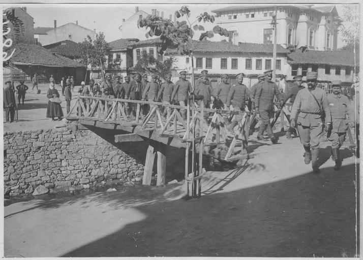 Henri Bilowski (opérateur V), Dans les rues de Florina (1916). Passage de prisonniers bulgares