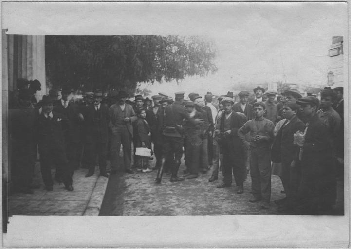 Pierre Machard (opérateur C), Dans les rues d'Athènes (16 novembre 1916). A l'entrée de la mairie