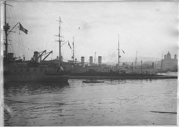 Pierre Machard (opérateur C), Dans le port du Pirée (1er novembre 10 décembre 1916). Les forces françaises dans le port : Les navires le 'Bruix', La 'Provence', un sous-marin et un croiseur italien