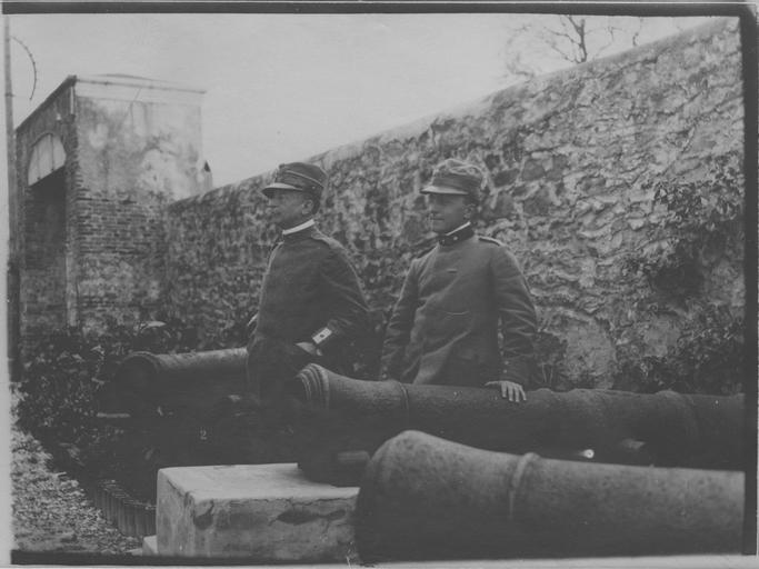 Robert Vaucher, L'occupation de Valona (20 décembre 1916). Le général Ferrera, commandant le corps d'occupation italien d'Albanie, parmi les vieux canons vénitiens retrouvés dans les châteaux environnants