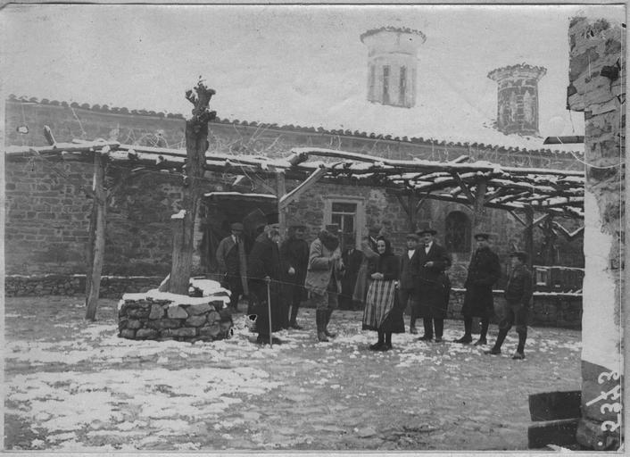 Opérateur K, Sur la route de Koritza à Florina (janvier 1917). Le pope et une nonne du monastère avec les notables et un sous-officier français