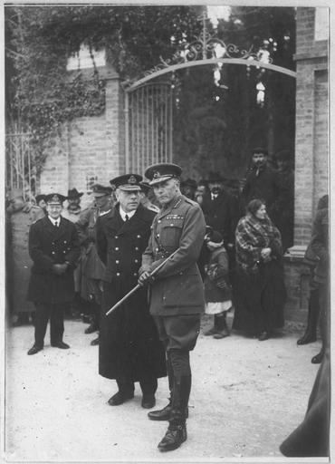 Opérateur K, Funérailles de madame Harley, soeur du maréchal French, tuée à Monastir par un éclat d'obus bulgare (10 mars 1917). Le général Milne, commandant en chef des armées anglaises, attend le corps
